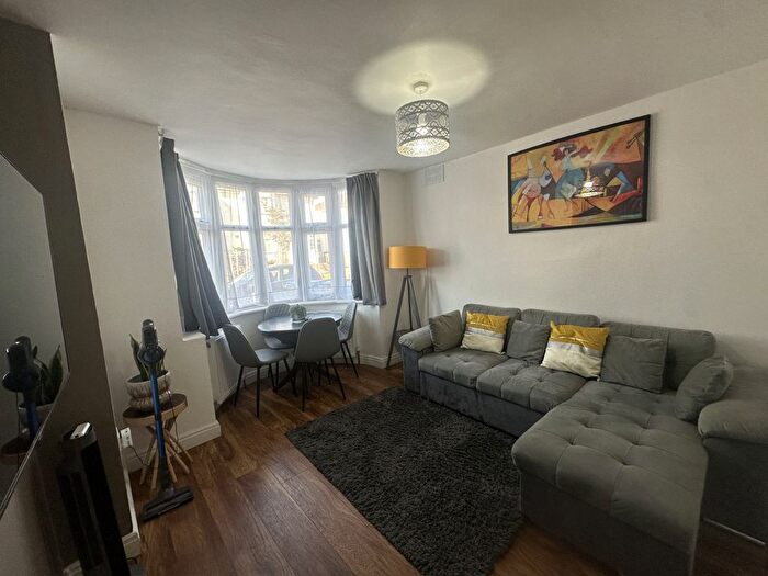 2 Bedroom Flat To Rent In Eton Avenue, Wembley, HA0