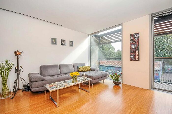 2 Bedroom Flat To Rent In Dog Kennel Hill, East Dulwich, SE22