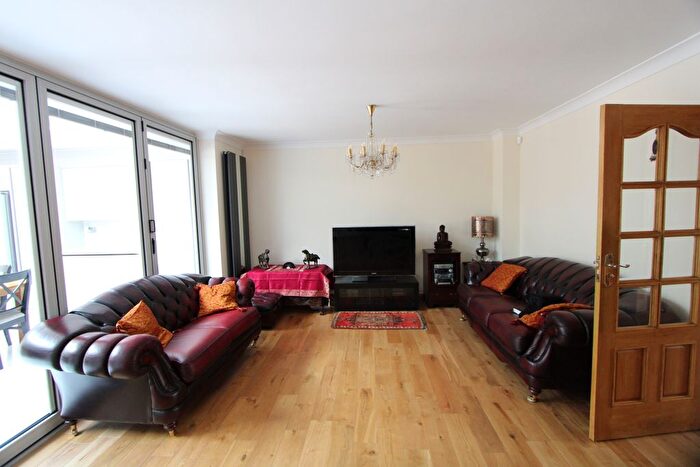 5 Bedroom Flat To Rent In Springfield Avenue, Hampton, TW12