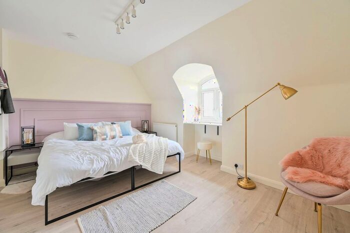 2 Bedroom Flat To Rent In Comber Grove, Camberwell, London, SE5