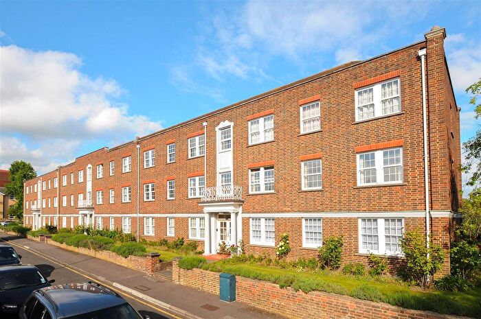 2 Bedroom Flat To Rent In Home Park Walk, Kingston Upon Thames, KT1