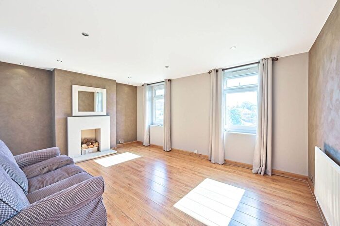 2 Bedroom Flat For Sale In Edgeworth Road, Cockfosters, Barnet, EN4