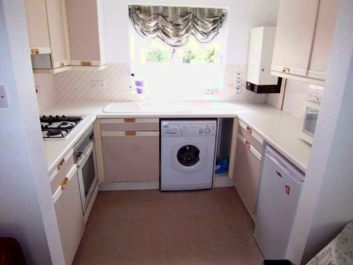 2 Bedroom Flat To Rent In Catalina Drive, Baiter Park, Poole, BH15