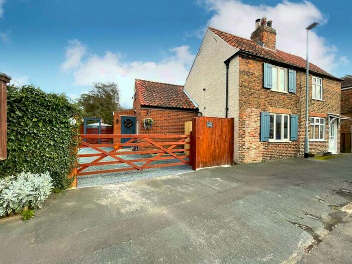 2 Bedroom Cottage For Sale In Spetch Cottages, Withernwick, Hull, HU11