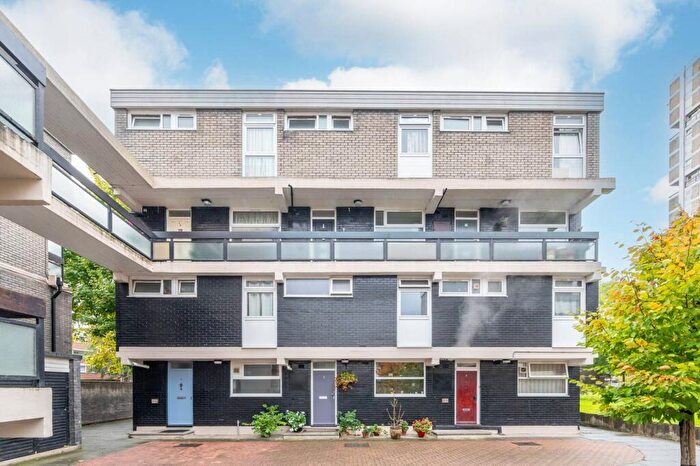 3 Bedroom Maisonette For Sale In Misterton Court, Battersea Square, London, SW11