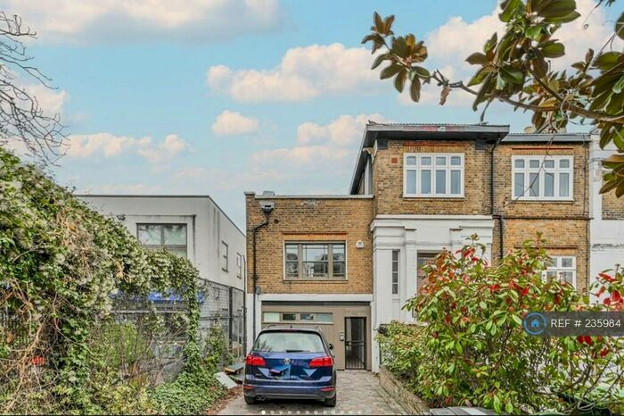 3 Bedroom Semi-Detached House To Rent In The Coach House, London, N4