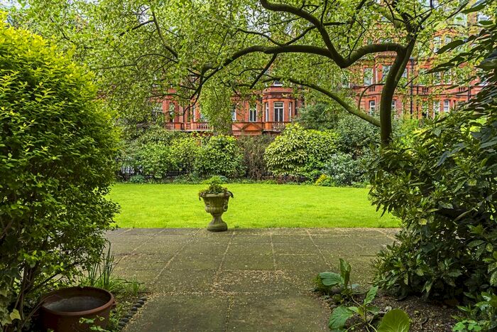 3 Bedroom Flat To Rent In Sloane Gardens, London, SW1W