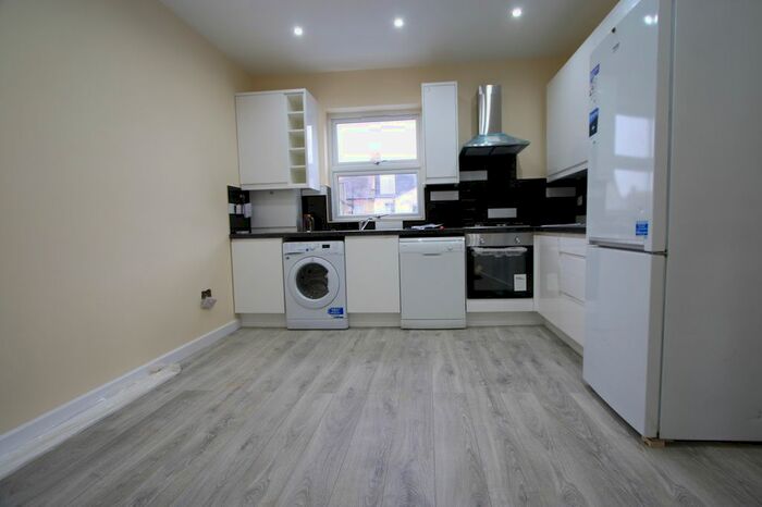 3 Bedroom Flat To Rent In Boscombe Road, London, SW19