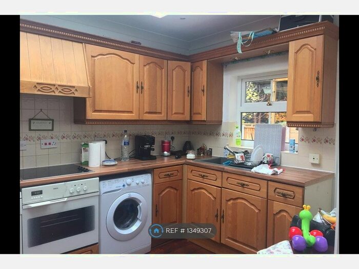 3 Bedroom Maisonette To Rent In Blenheim Avenue, Ilford, IG2