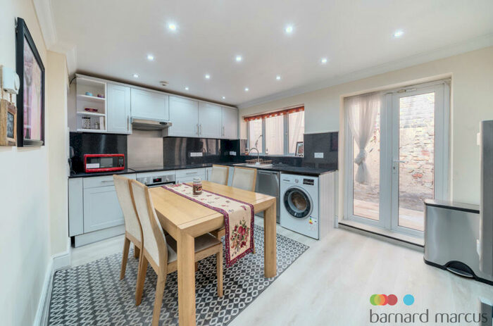 3 Bedroom Flat To Rent In Webbs Road, London, SW11