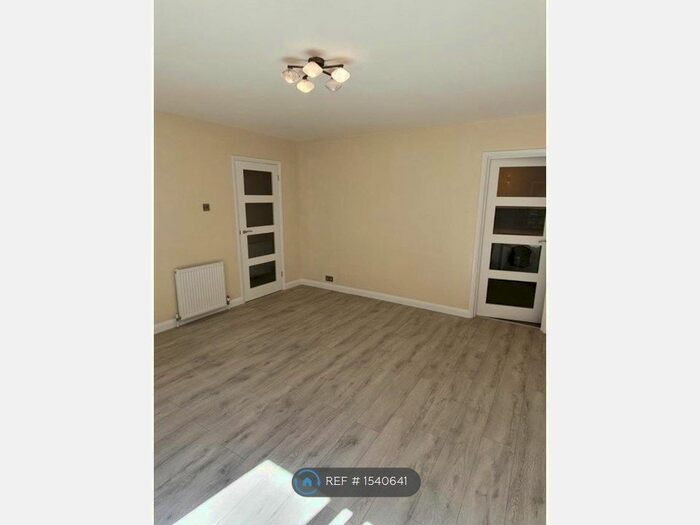 2 Bedroom Flat To Rent In South Park Road, London, SW19