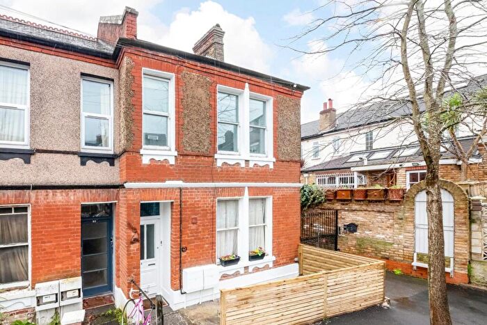 2 Bedroom Apartment For Sale In Dunstans Grove, East Dulwich, London, SE22