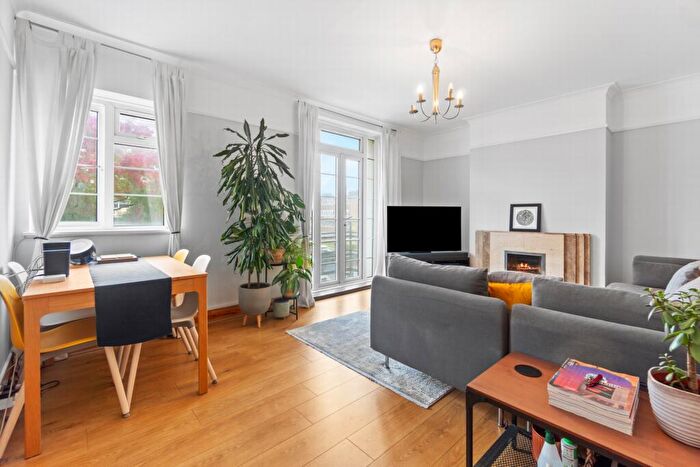 3 Bedroom Apartment For Sale In Warwick Lodge, Shoot Up Hill, Kilburn, NW2