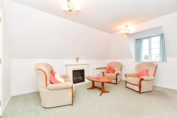 2 Bedroom Flat For Sale In Stanford Orchard, Warnham, Horsham, West Sussex, RH12