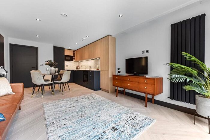 2 Bedroom Flat To Rent In Makers Yard, Fulham, London, SW6