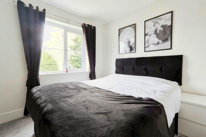 3 Bedroom End Of Terrace House For Sale In Quarry Park, Idle, Bradford, BD10