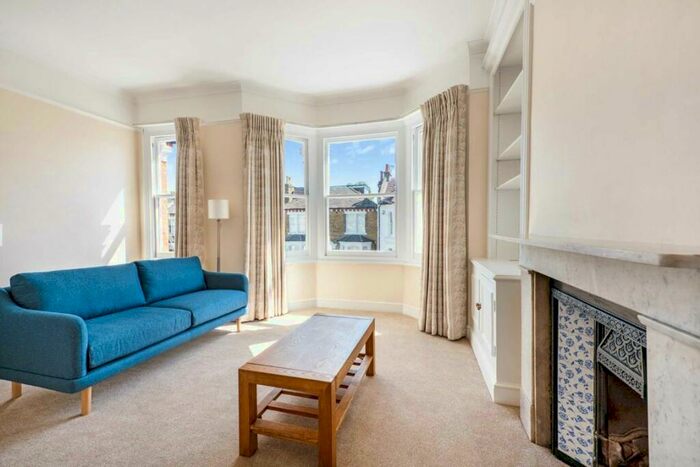 3 Bedroom Flat To Rent In Sugden Road, Battersea, SW11