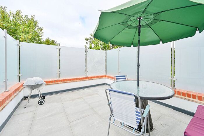 1 Bedroom Flat To Rent In Coningham Road, Shepherd's Bush, London, W12
