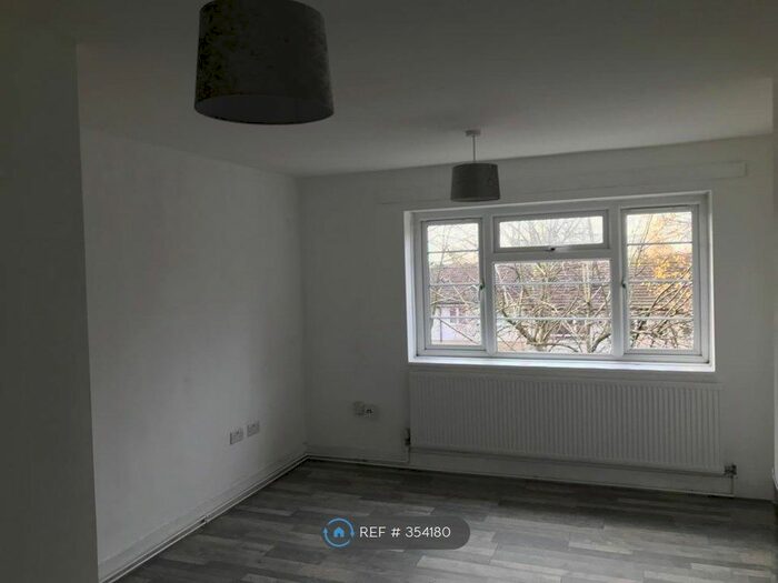 3 Bedroom Flat To Rent In Manchester, Manchester, M18