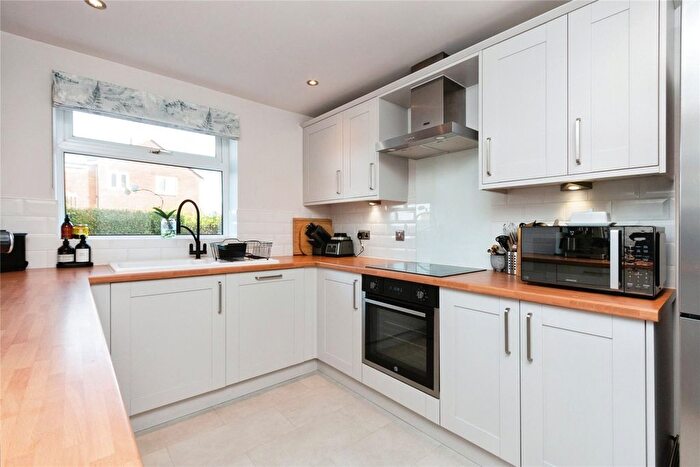 3 Bedroom End Of Terrace House For Sale In Gravelly Close, Tadley, Hampshire, RG26