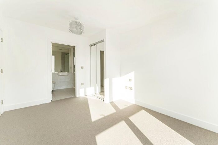 2 Bedroom Flat To Rent In Abbotsford Court, Park Royal, London, NW10