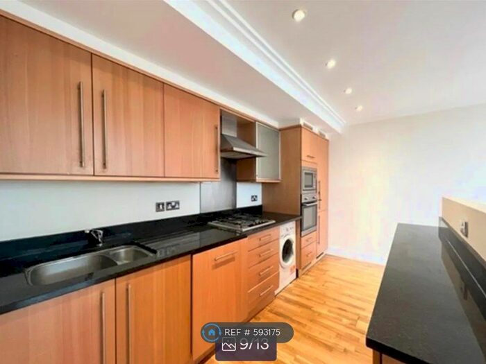 2 Bedroom Flat To Rent In Town Meadow, Brentford, TW8