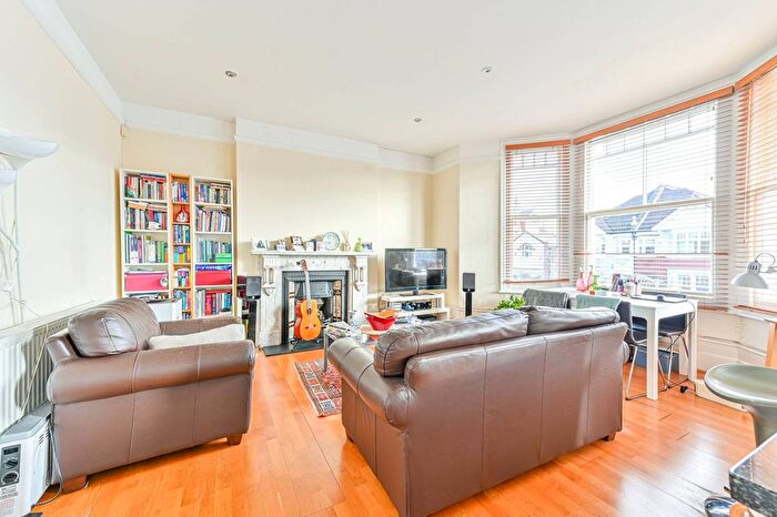 2 Bedroom Flat To Rent In Thurleigh Road, Between The Commons, London, SW12