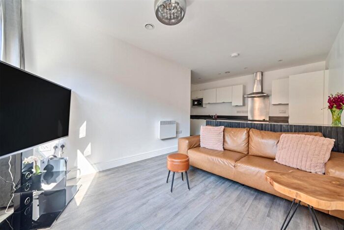 2 Bedroom Apartment For Sale In Whitchurch Lane, Bristol, BS14