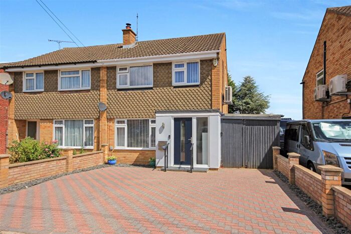 3 Bedroom Semi Detached House For Sale In , Grangeway, Rushden, NN10