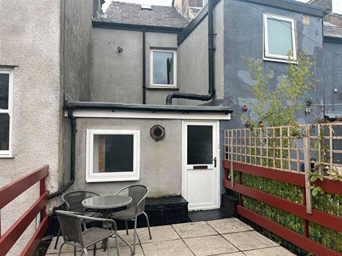 2 Bedroom Flat To Rent In High Street, Buxton, Derbyshire, SK17