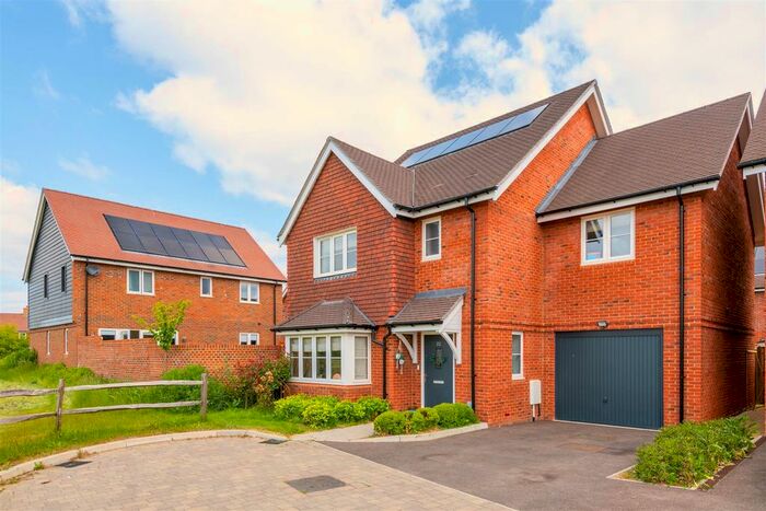 4 Bedroom Detached House To Rent In Luscombe Way, Horley, RH6