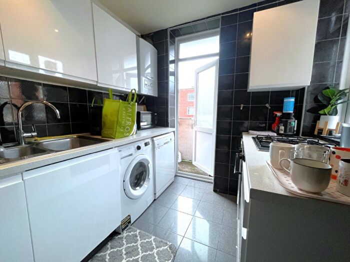 3 Bedroom Flat To Rent In Townshend Road, London, NW8