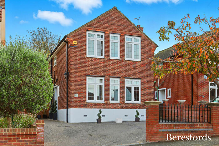 3 Bedroom Detached House For Sale In Lime Avenue, Upminster, RM14