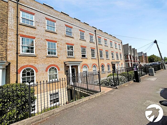 2 Bedroom Flat To Rent In New Road, Rochester, Kent, ME1
