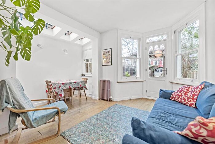 3 Bedroom Flat For Sale In Allison Road, Harringay, N8