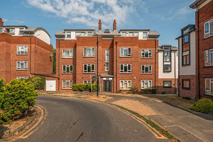 2 Bedroom Flat For Sale In Courtlands, Maidenhead, SL6