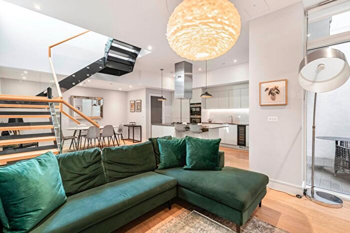 3 Bedroom House For Sale In Avery Walk, Clapham Junction, SW11