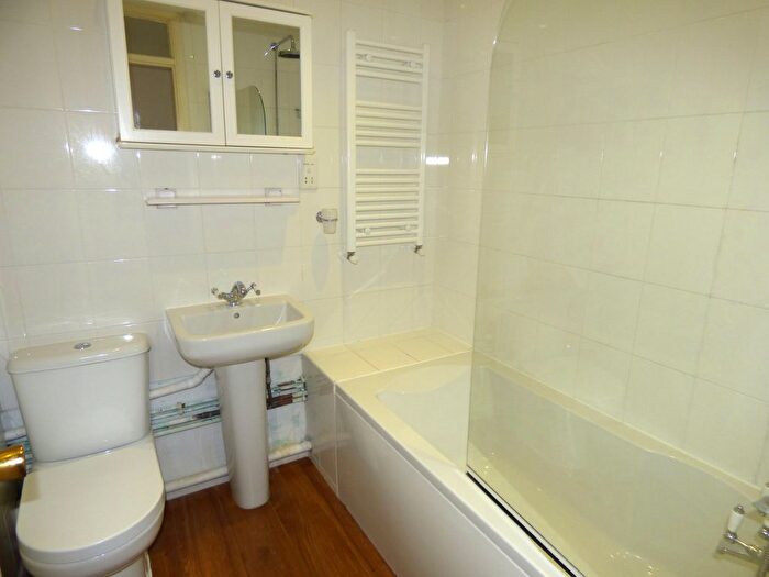 1 Bedroom Flat To Rent In Merrylands Road, Great Bookham, Bookham, Leatherhead, KT23