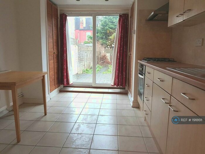 1 Bedroom Flat To Rent In Lausanne Road, Turnpike Lane, N8