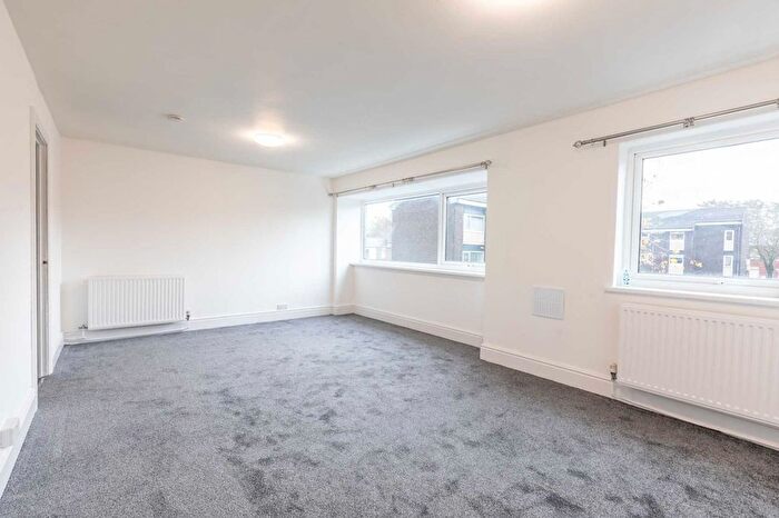 3 Bedroom Maisonette To Rent In Victoria Square, Whitefield, M45