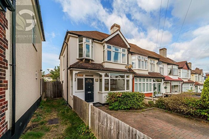 3 Bedroom End Of Terrace House For Sale In Ardrossan Gardens, Worcester Park, Surrey, KT4
