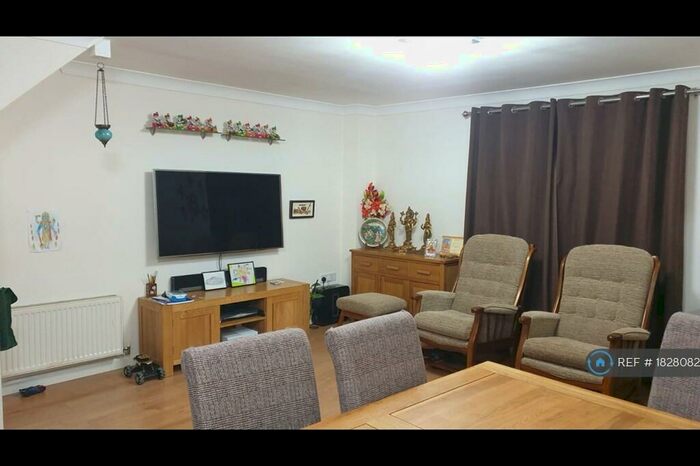 3 Bedroom Semi-Detached House To Rent In Daisy Drive, Hatfield, AL10