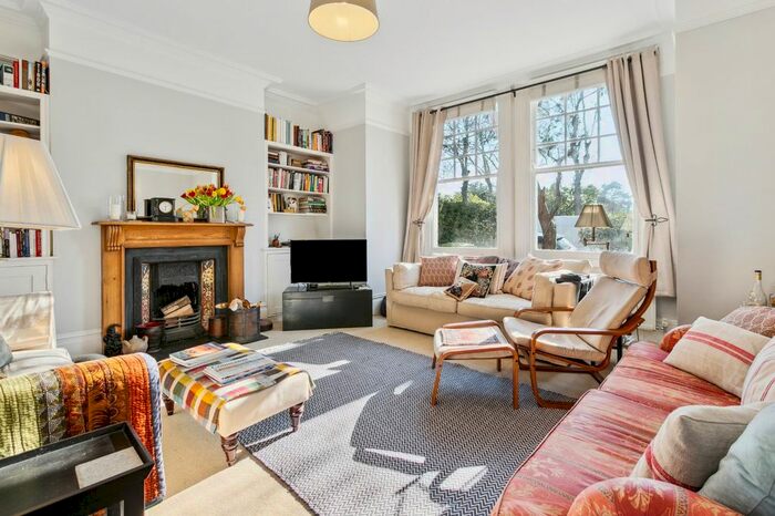 2 Bedroom Flat To Rent In Vicarage Gardens, London, SW14