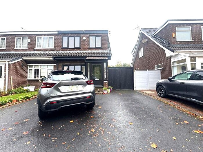 Property For Sale In The Fairway, Manchester, M40