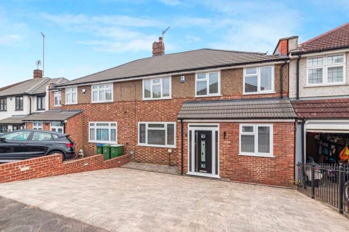 5 Bedroom Semi-Detached House For Sale In South View Close, Bexley, DA5