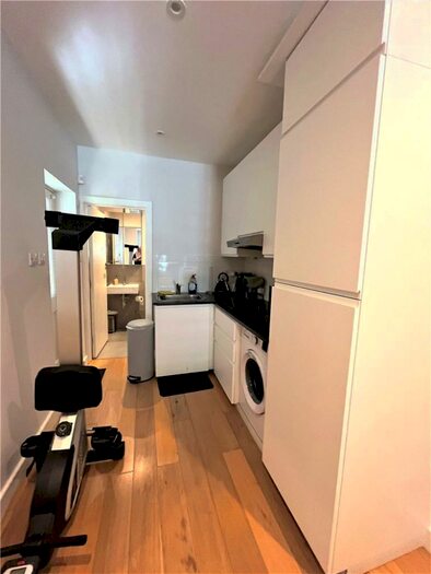 Studio To Rent In Oak Way, London, N14