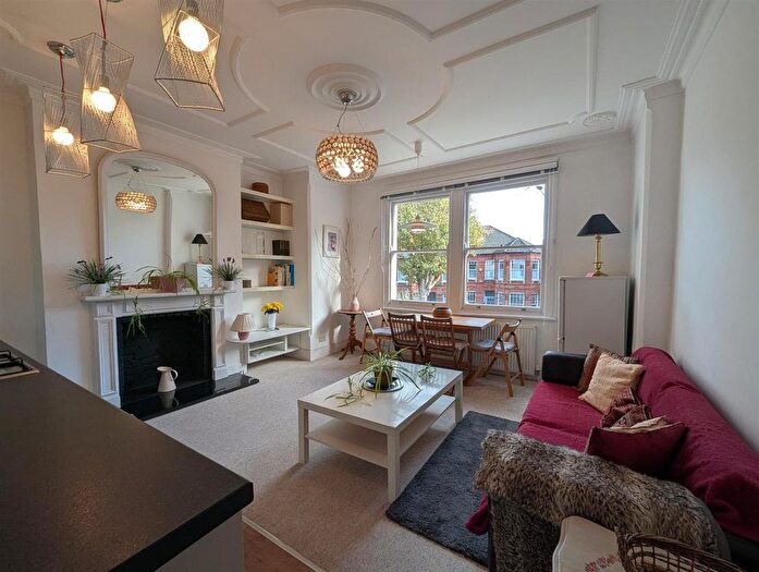 2 Bedroom Flat To Rent In Walm Lane, London, NW2