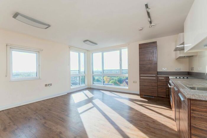 2 Bedroom Flat To Rent In The Green, Southall, UB2
