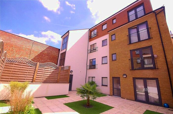 2 Bedroom Flat To Rent In Queens Road, Watford, WD17