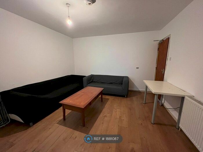 5 Bedroom Semi-Detached House To Rent In Clifton Avenue, Manchester, M14